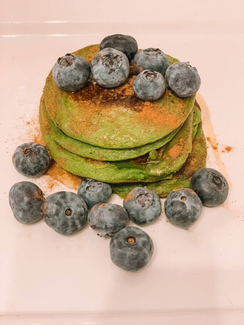 Easy-healthy-oatmeal-pancakes-with-blueberries