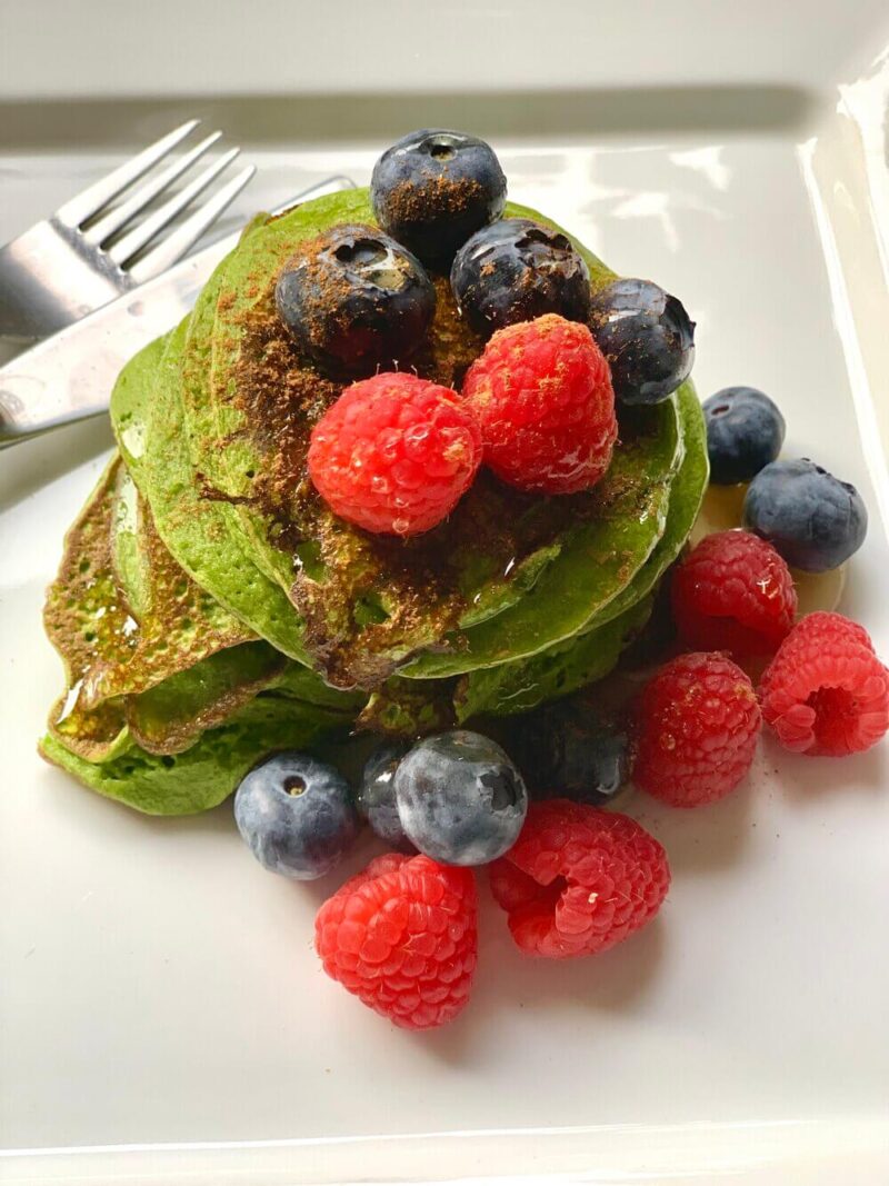 Healthy Green Spinach Banana Pancakes with Recipe for healthy breakfast for kids, vegan pancakes and green protein pancakes!