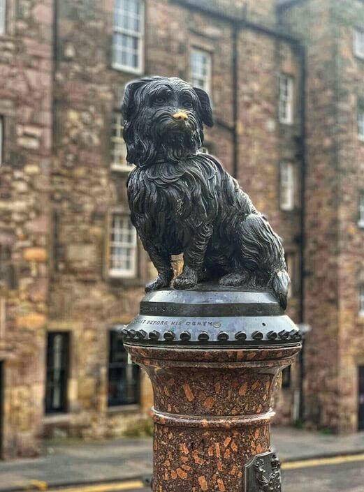 Devoted-dog-Greyfriars-Bobby-Statue-Edinburgh