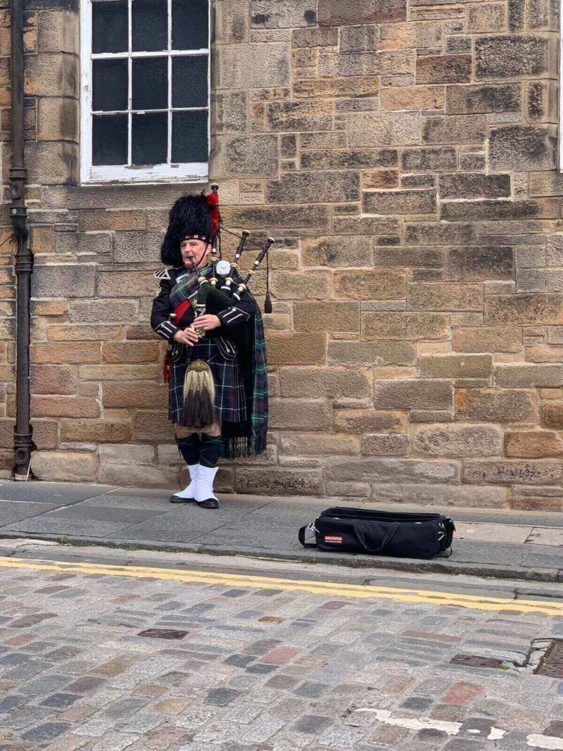 Scottish-Bagpipers-Royal-Mile-Edinburgh-photo-spots