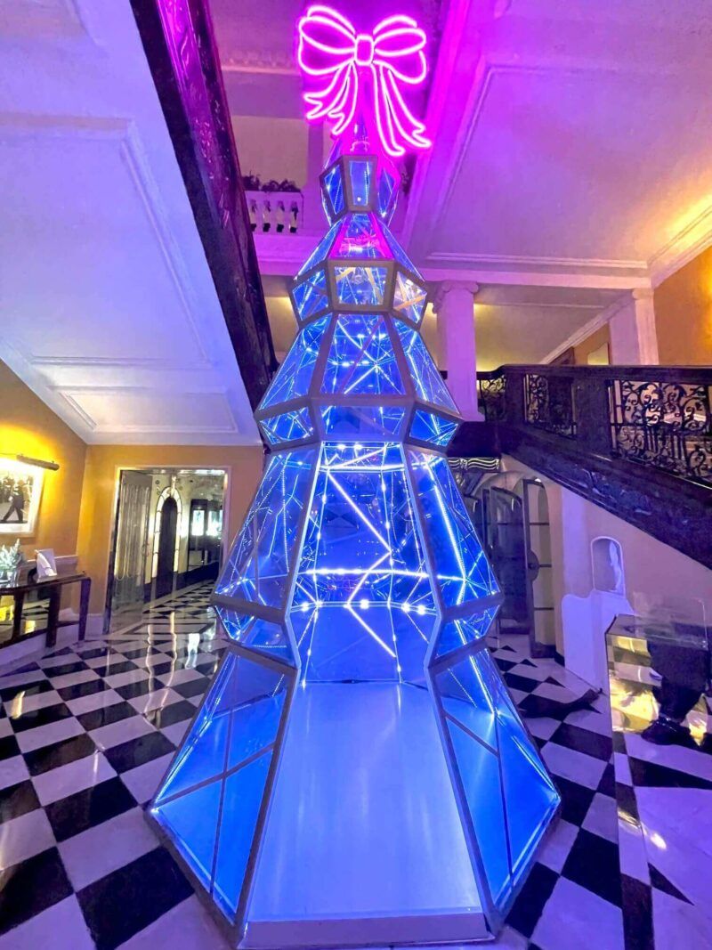 London-Claridges-Christmas-Tree-The-Diamond-ClaridgesXJimmyChoo