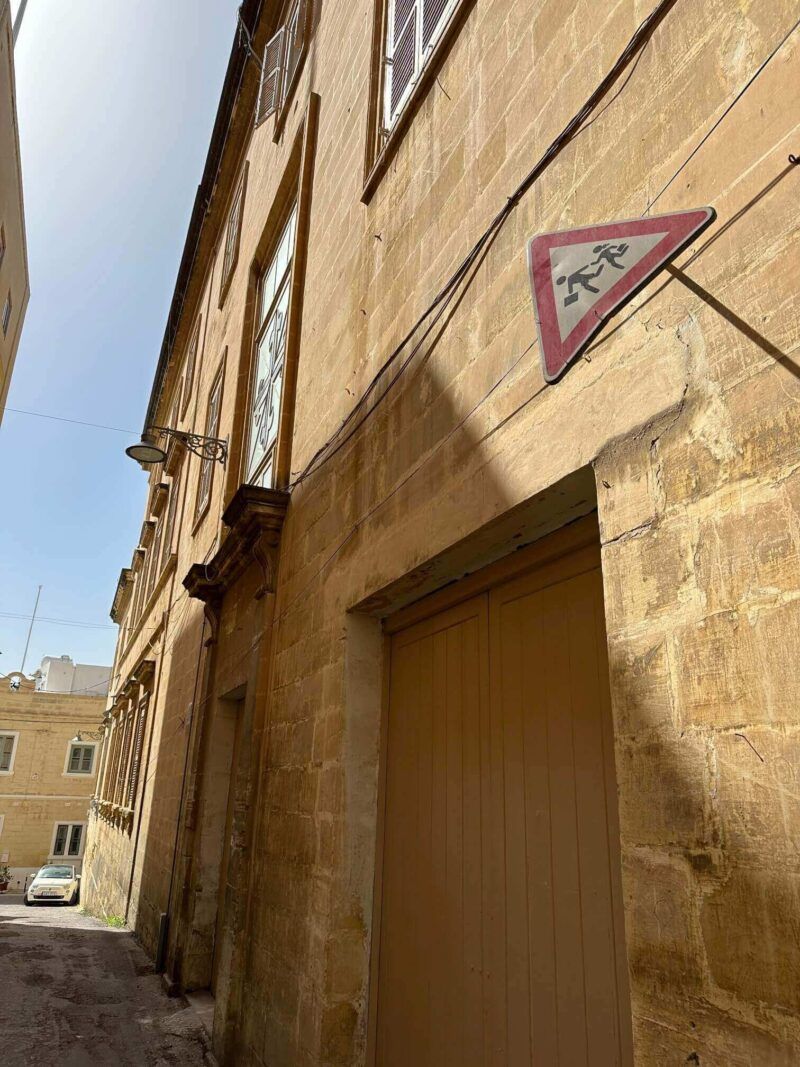 Malta-Warning-shoppers-approaching-