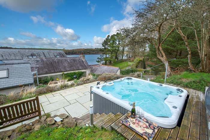 Leeward-Cottage-hot-tub-Pembrokeshire-Wales